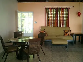 Lemontree Oceanfront Cottages 린콘
