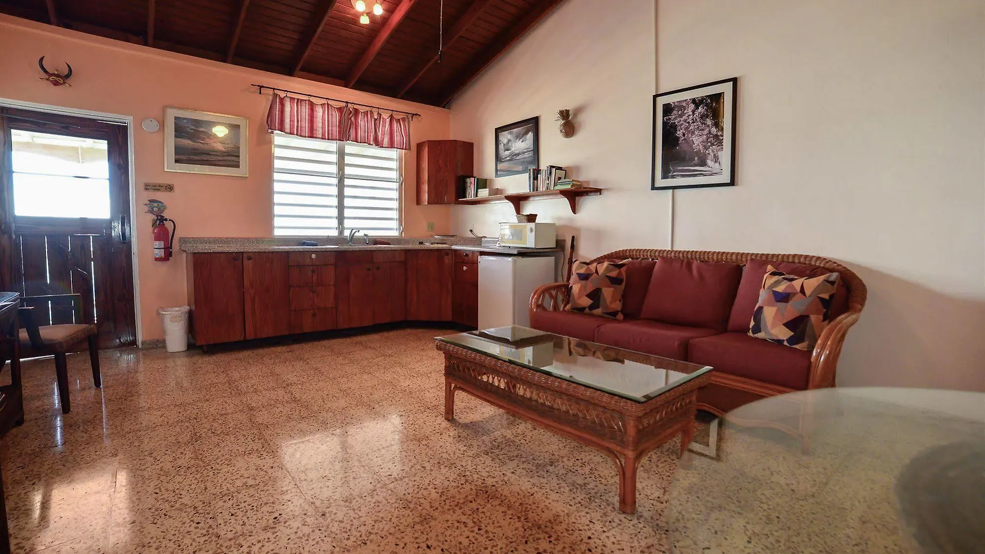 Lemontree Oceanfront Cottages 린콘 호텔